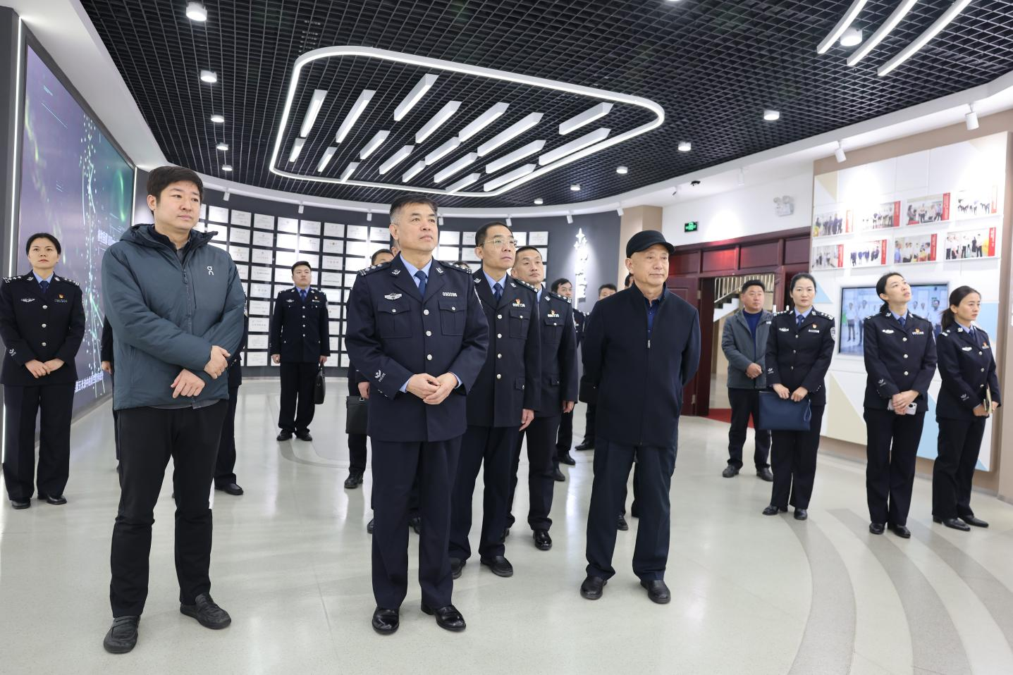 鄒平市副市長(zhǎng)、市公安局局長(zhǎng)張?jiān)缓ш?duì)來山東三星集團(tuán)調(diào)研指導(dǎo)