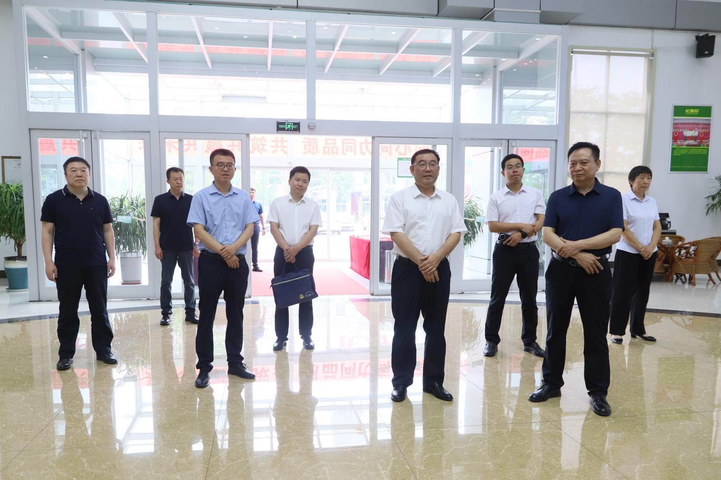 濱州醫(yī)學(xué)院附屬醫(yī)院黨委書記王東一行來山東三星集團(tuán)參觀調(diào)研