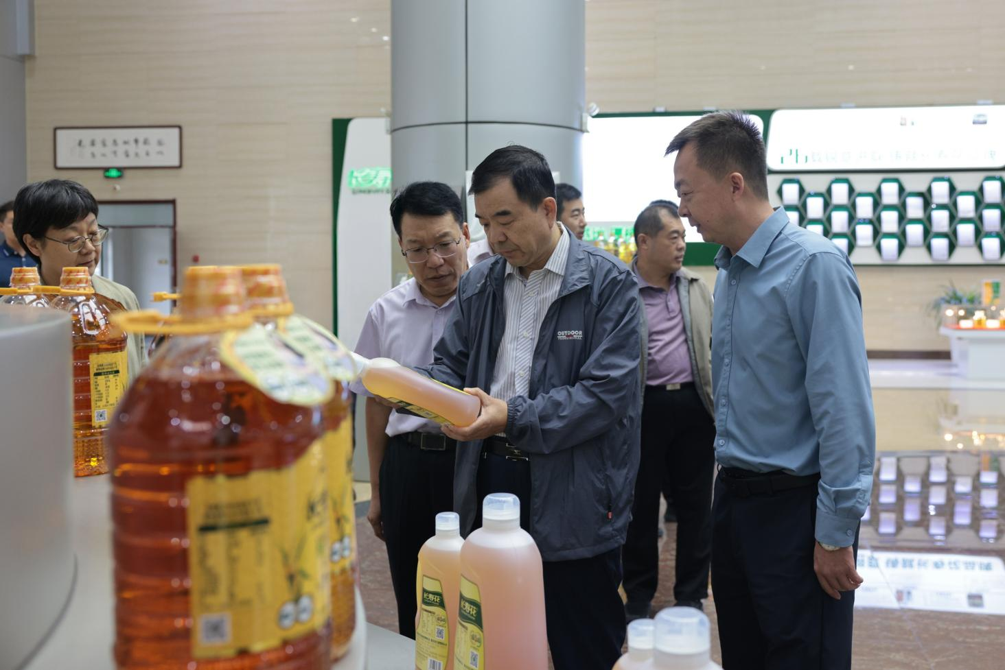 鄒平市人大常委會(huì)調(diào)研組來(lái)山東三星集團(tuán)調(diào)研