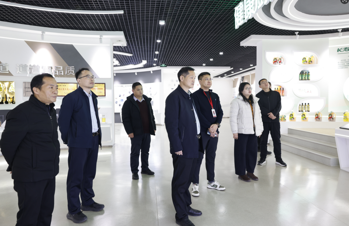 山東“產(chǎn)業(yè)第一鎮(zhèn)”城鎮(zhèn)品牌共創(chuàng)簽約會與會代表來山東三星集團(tuán)參觀考察